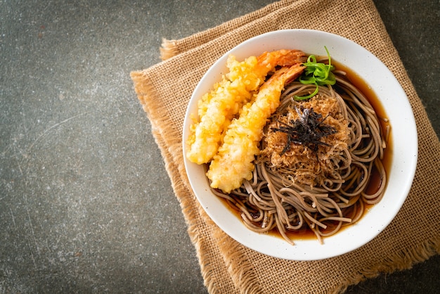 Fideos ramen japoneses con tempura de camarones - estilo de comida asiática