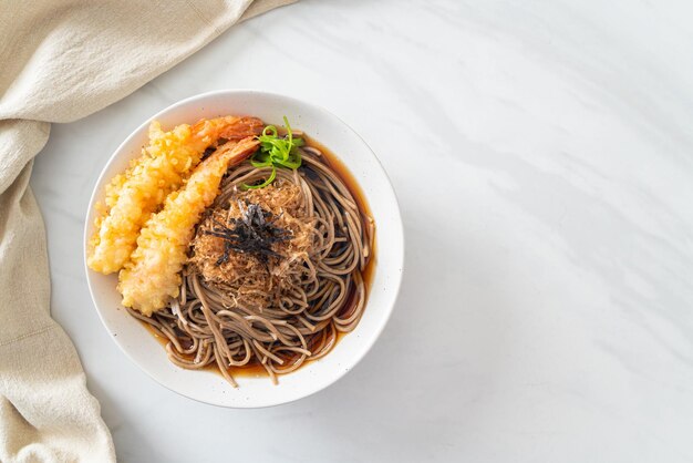 Fideos ramen japoneses con tempura de gambas