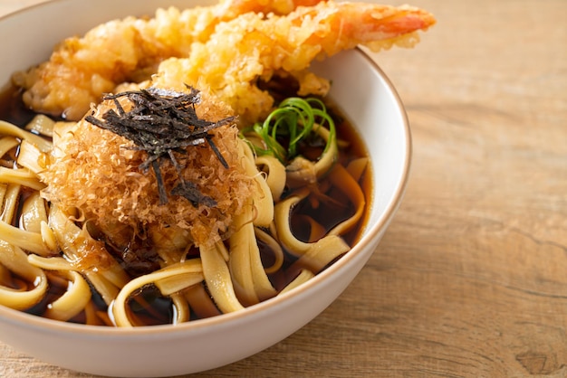 Fideos ramen japoneses con tempura de gambas