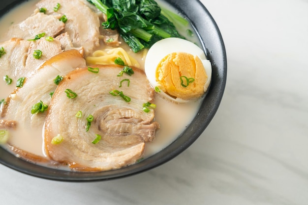 Fideos ramen en sopa de hueso de cerdo con cerdo asado y huevo