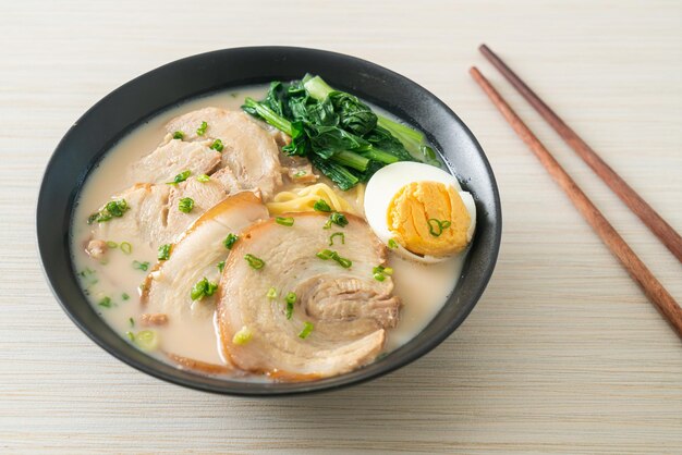 Fideos ramen en sopa de hueso de cerdo con cerdo asado y huevo