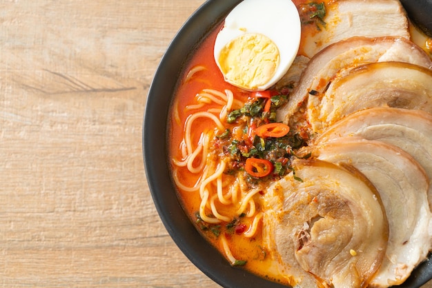 Fideos Ramen Sopa De Tomyum Picante Con Cerdo Asado