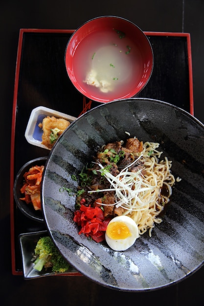 Fideos ranmen comida japonesa