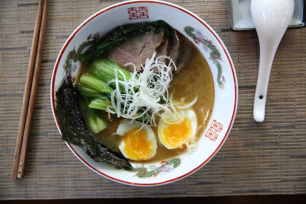 Fideos ranmen comida japonesa