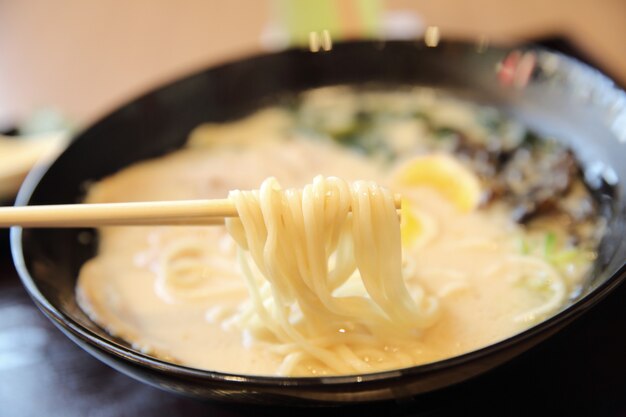 Fideos ranmen comida japonesa