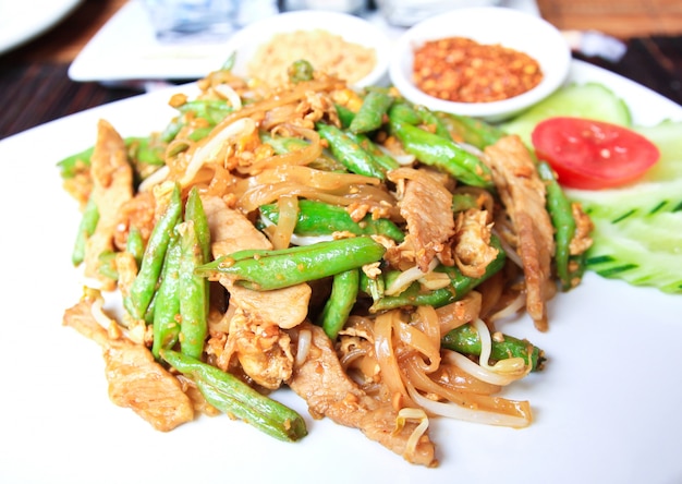 Fideos revueltos con carne de cerdo y guisante de vaca