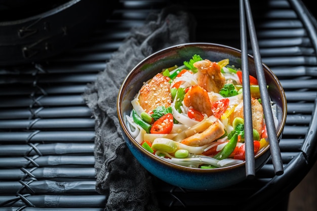 Fideos sabrosos con verduras, pollo y chiles