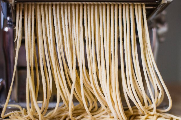 Foto los fideos salen del fabricante