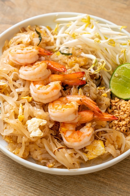 fideos salteados con camarones y brotes o Pad Thai - estilo de comida asiática