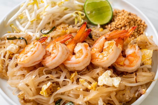 fideos salteados con camarones y brotes o Pad Thai - estilo de comida asiática