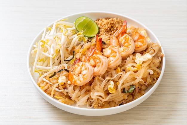 fideos salteados con camarones y brotes o Pad Thai - estilo de comida asiática