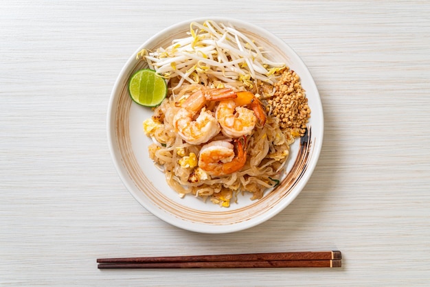 fideos salteados con camarones y brotes o Pad Thai - estilo de comida asiática