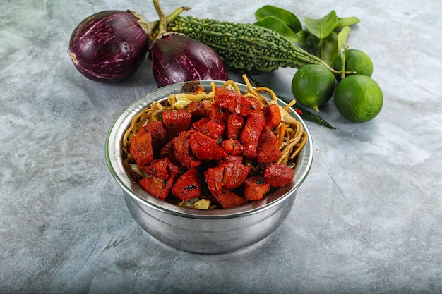 Fideos salteados con carne de cerdo y especias