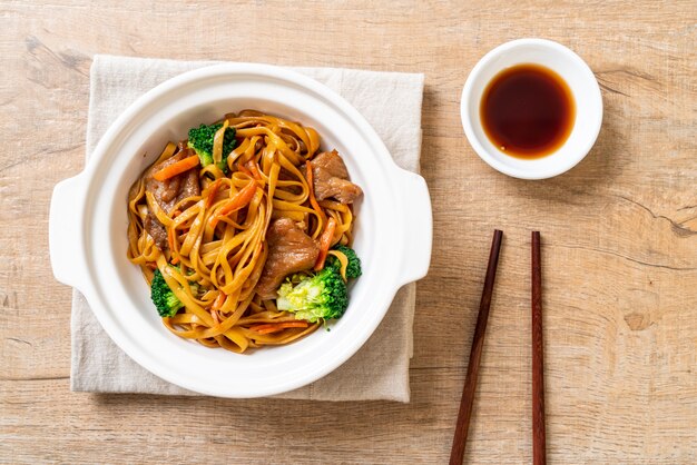 fideos salteados con carne de cerdo y vegetales