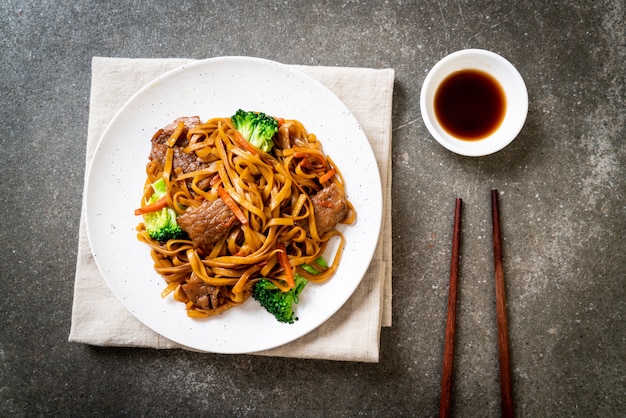 fideos salteados con carne de cerdo y vegetales