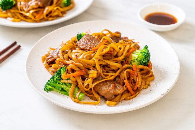 fideos salteados con carne de cerdo y vegetales