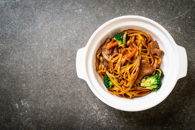 Fideos salteados con carne de cerdo y vegetales