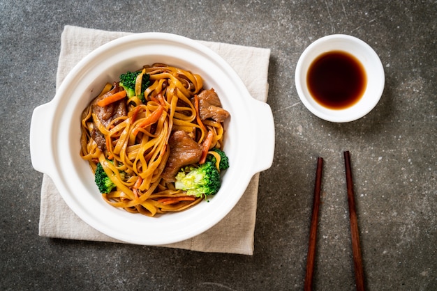 Fideos salteados con carne de cerdo y vegetales