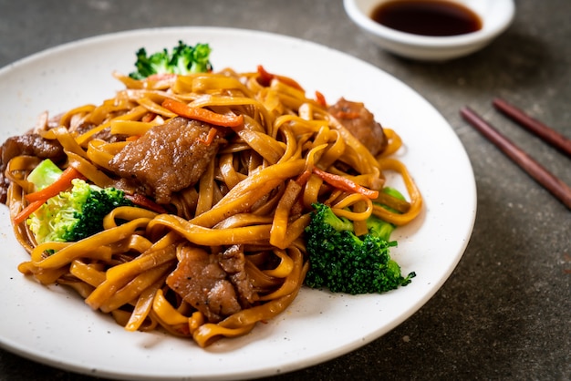 Fideos salteados con carne de cerdo y vegetales