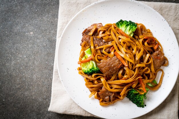 Fideos salteados con carne de cerdo y vegetales