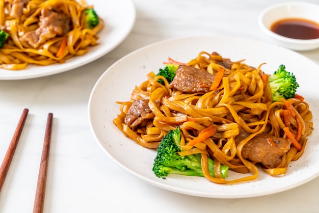 Fideos salteados con carne de cerdo y vegetales