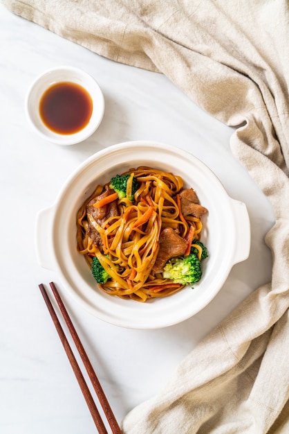 Fideos salteados con carne de cerdo y vegetales