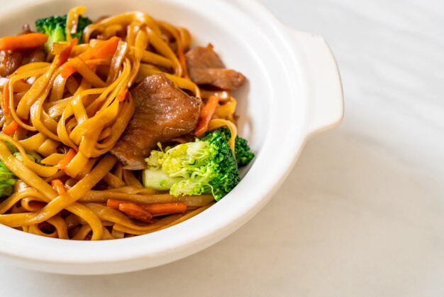 Fideos salteados con carne de cerdo y vegetales