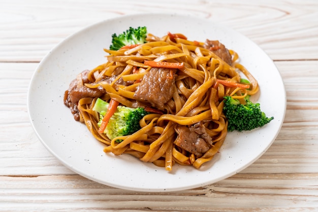 fideos salteados con carne de cerdo y vegetales