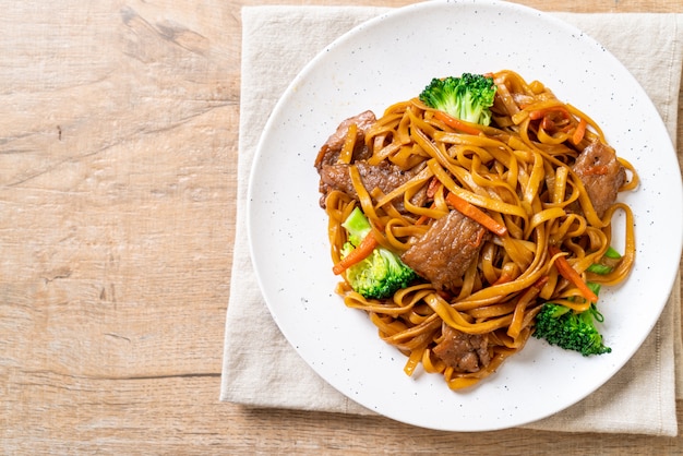 fideos salteados con carne de cerdo y vegetales