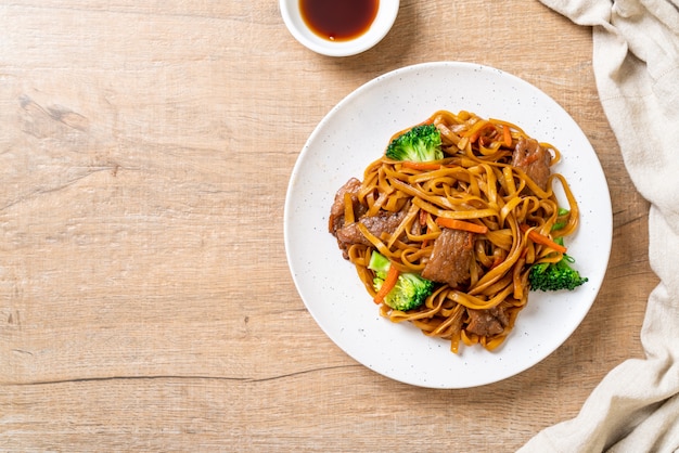 fideos salteados con carne de cerdo y vegetales