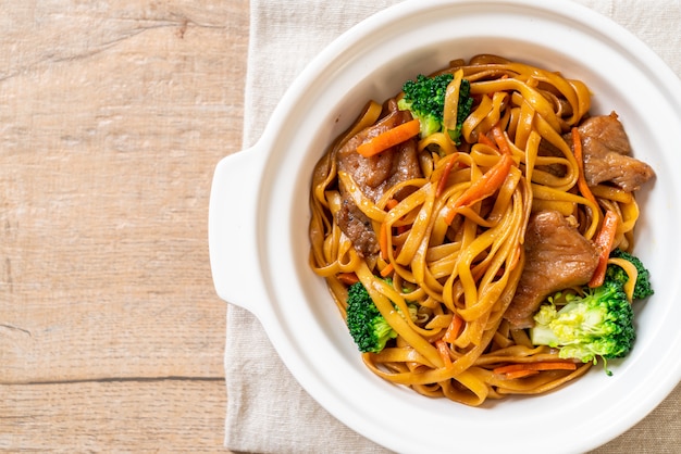 fideos salteados con carne de cerdo y vegetales