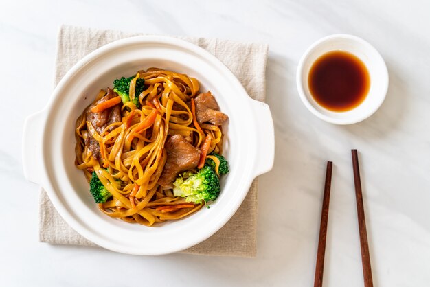 Foto fideos salteados con carne de cerdo y vegetales