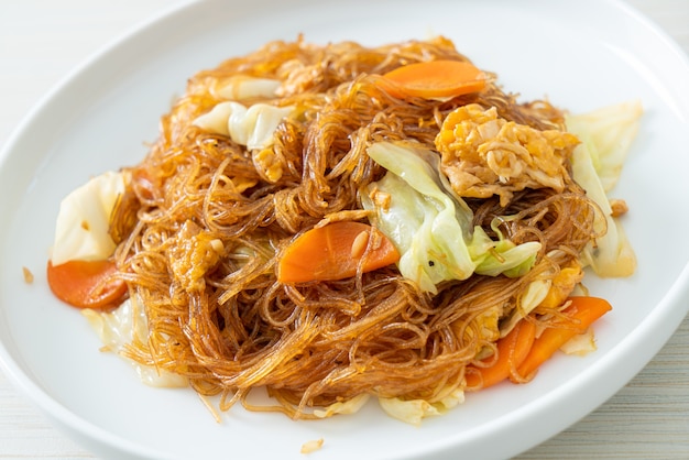 fideos salteados con col, zanahoria y huevo