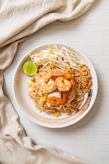 fideos salteados con gambas y brotes o Pad Thai - estilo de comida asiática