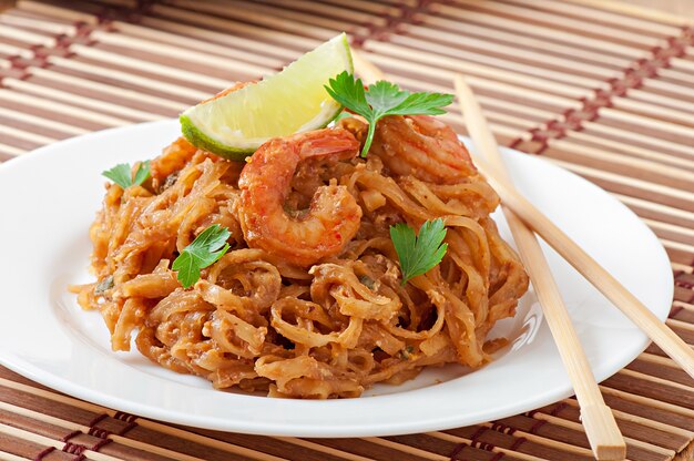 Fideos salteados con langostinos y verduras