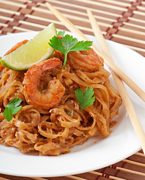 Foto fideos salteados con langostinos y verduras