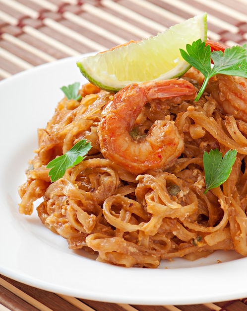 Fideos salteados con langostinos y verduras