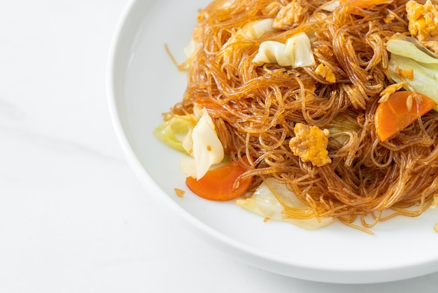 fideos salteados con repollo, zanahoria y huevo - estilo de comida vegana