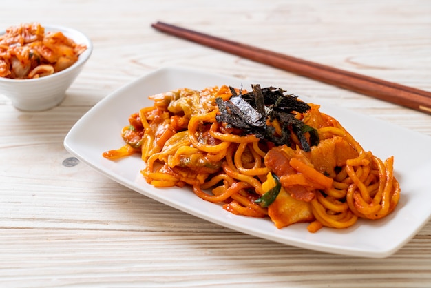 fideos salteados con salsa picante coreana y vegetales