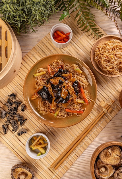 Fideos salteados con setas de espiga