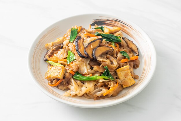 fideos salteados con tofu y verduras - estilo de comida vegana y vegetariana