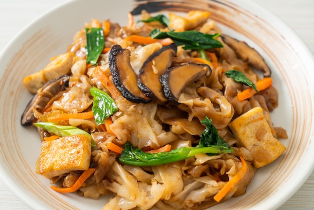 fideos salteados con tofu y verduras - estilo de comida vegana y vegetariana