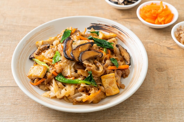 fideos salteados con tofu y verduras - estilo de comida vegana y vegetariana