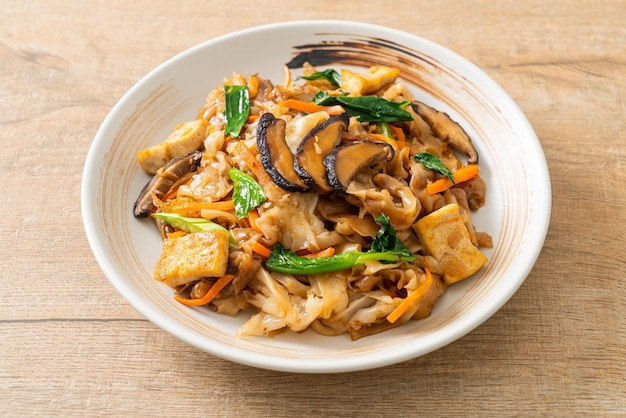 Fideos salteados con tofu y verduras