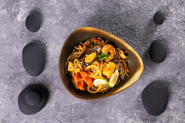 Fideos salteados udon con gambas cocina asiática