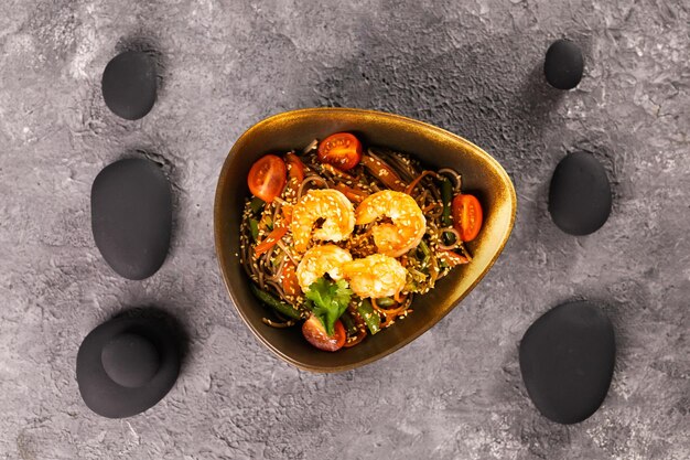 Fideos salteados udon con gambas y verduras Cocina asiática