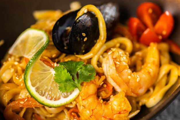 Fideos salteados udon con mejillones y gambas Cocina asiática