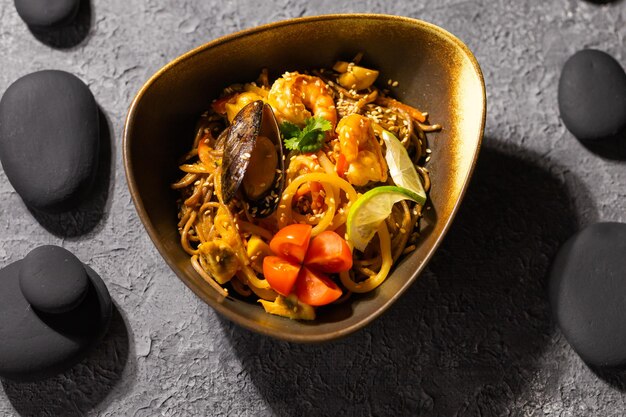 Fideos salteados udon con mejillones y gambas Cocina asiática