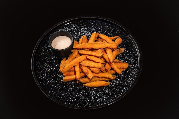 Fideos salteados con verduras y camarones en un tazón negro Fondo de pizarra Vista superior Espacio de copia