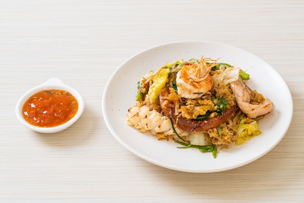 Fideos salteados con verduras y mariscos en salsa sukiyaki